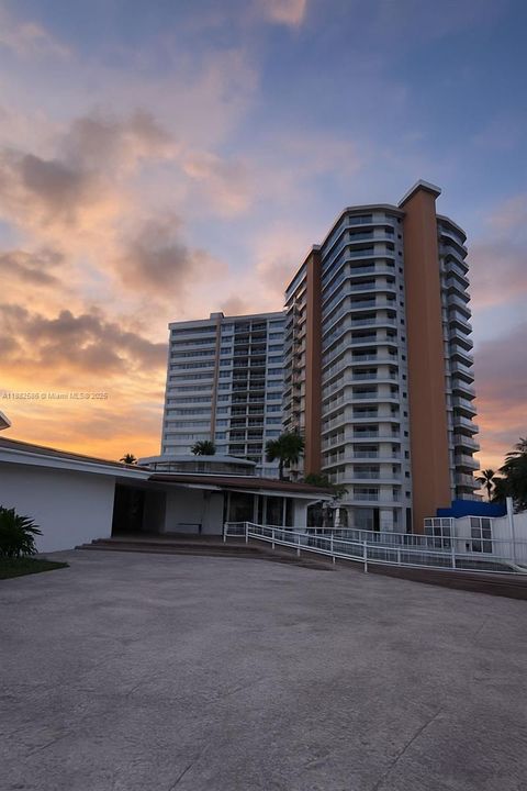 Active With Contract: $175,000 (1 beds, 2 baths, 861 Square Feet)