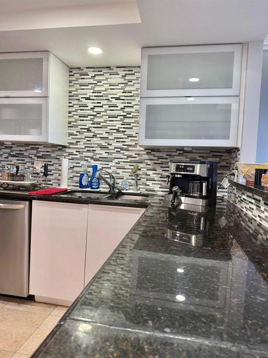 Active With Contract: $175,000 (1 beds, 2 baths, 861 Square Feet)