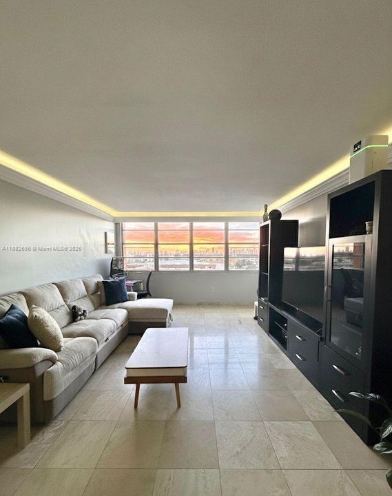 Active With Contract: $175,000 (1 beds, 2 baths, 861 Square Feet)