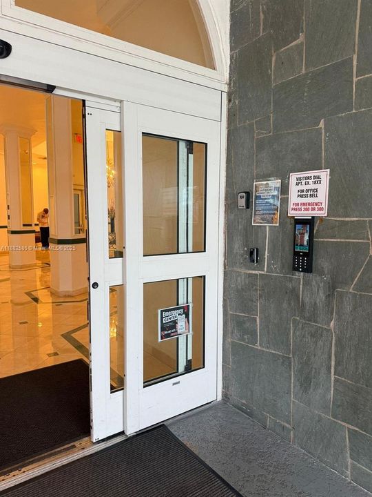 Active With Contract: $175,000 (1 beds, 2 baths, 861 Square Feet)