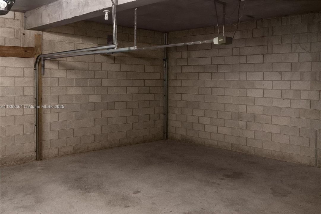 合同活跃: $850,000 (5 贝兹, 4 浴室, 4735 平方英尺)