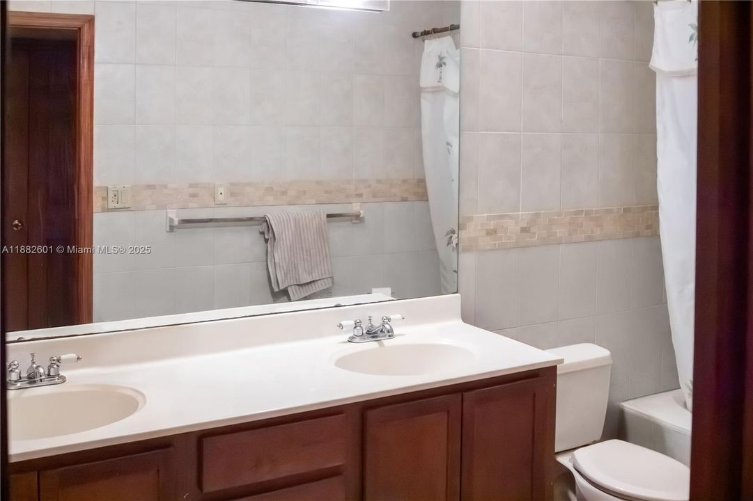 合同活跃: $850,000 (5 贝兹, 4 浴室, 4735 平方英尺)