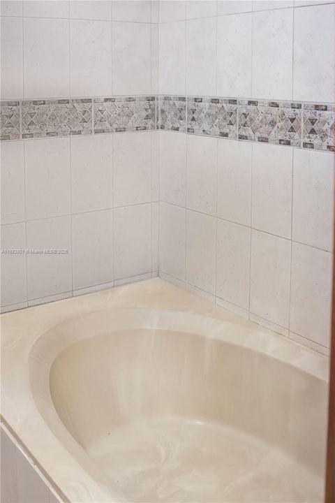 合同活跃: $850,000 (5 贝兹, 4 浴室, 4735 平方英尺)