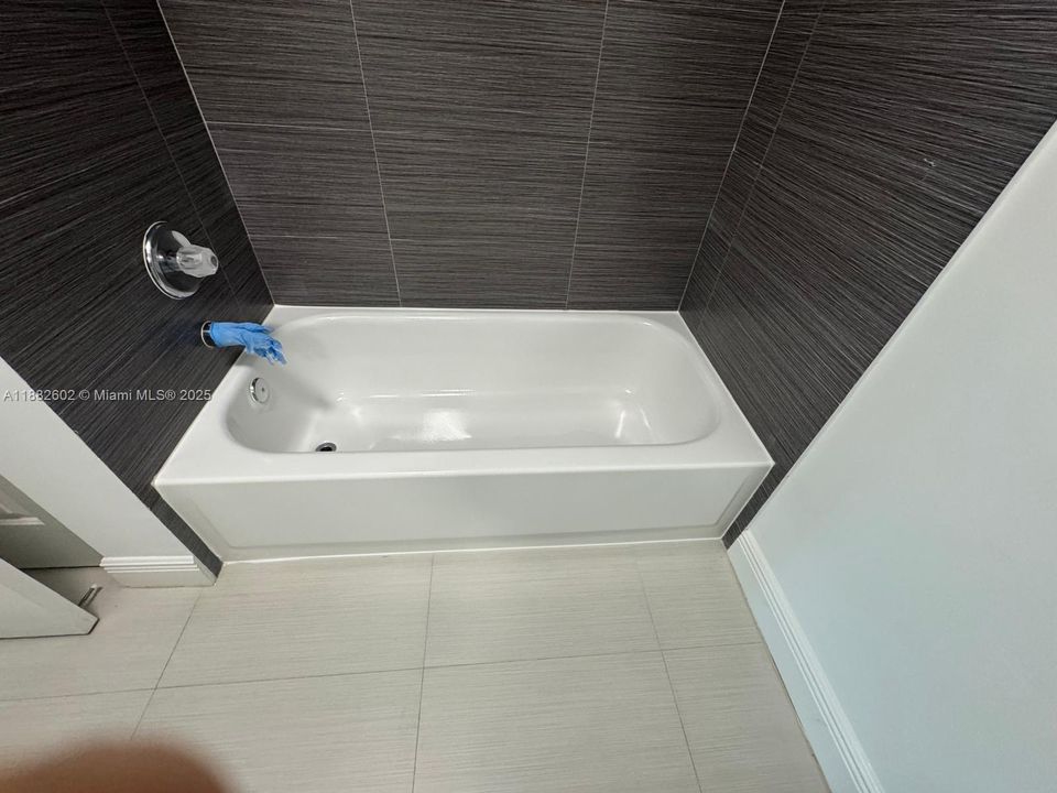 Active With Contract: $2,550 (2 beds, 2 baths, 1106 Square Feet)