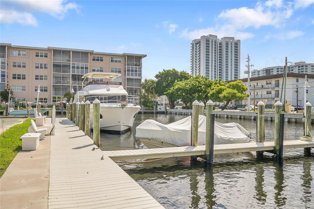 待售: $724,900 (2 贝兹, 2 浴室, 1711 平方英尺)