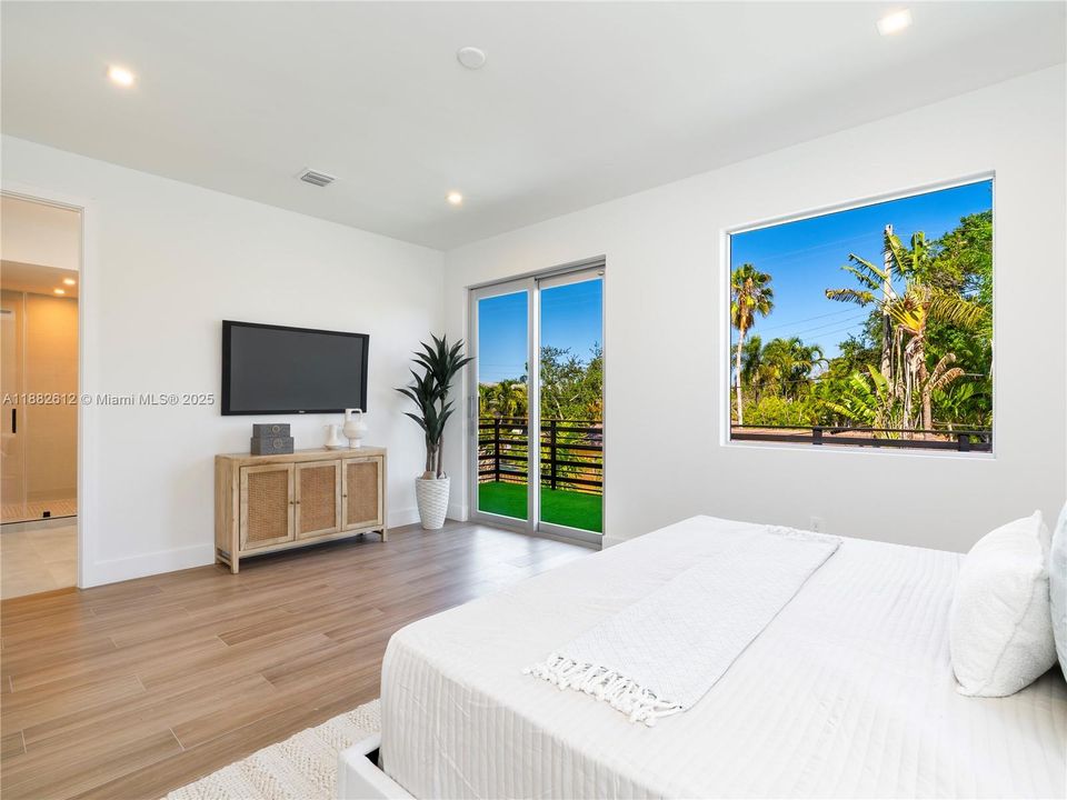 合同活跃: $1,699,000 (4 贝兹, 4 浴室, 2505 平方英尺)