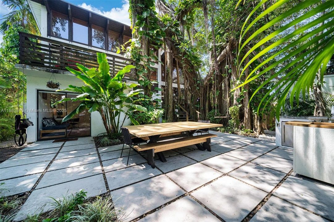 Под контрактом: $1,975,000 (3 спален, 2 ванн, 1734 Квадратных фут)