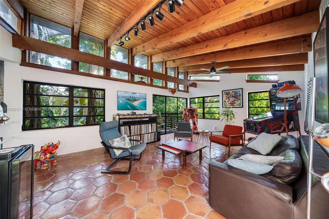 Под контрактом: $1,975,000 (3 спален, 2 ванн, 1734 Квадратных фут)