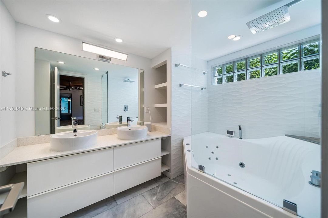 Под контрактом: $1,975,000 (3 спален, 2 ванн, 1734 Квадратных фут)