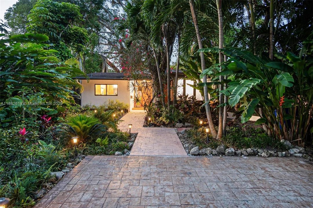 Под контрактом: $1,975,000 (3 спален, 2 ванн, 1734 Квадратных фут)