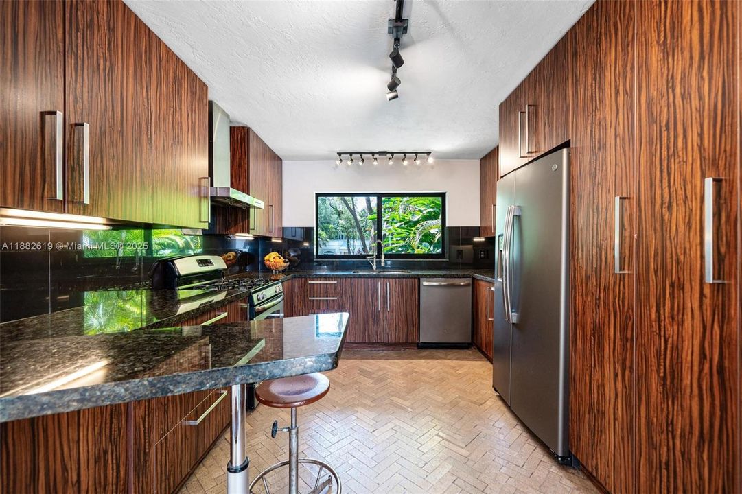 Под контрактом: $1,975,000 (3 спален, 2 ванн, 1734 Квадратных фут)