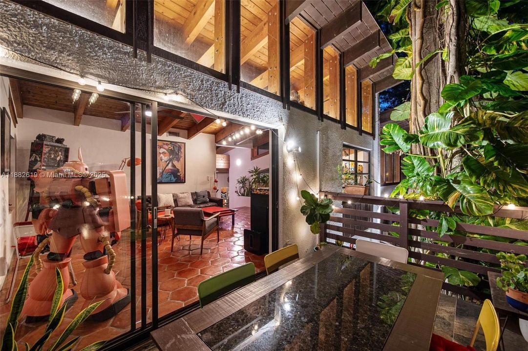 Под контрактом: $1,975,000 (3 спален, 2 ванн, 1734 Квадратных фут)