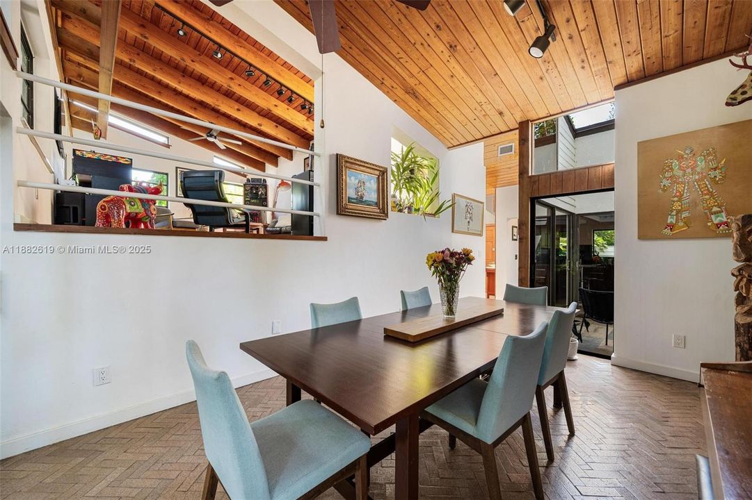 Под контрактом: $1,975,000 (3 спален, 2 ванн, 1734 Квадратных фут)