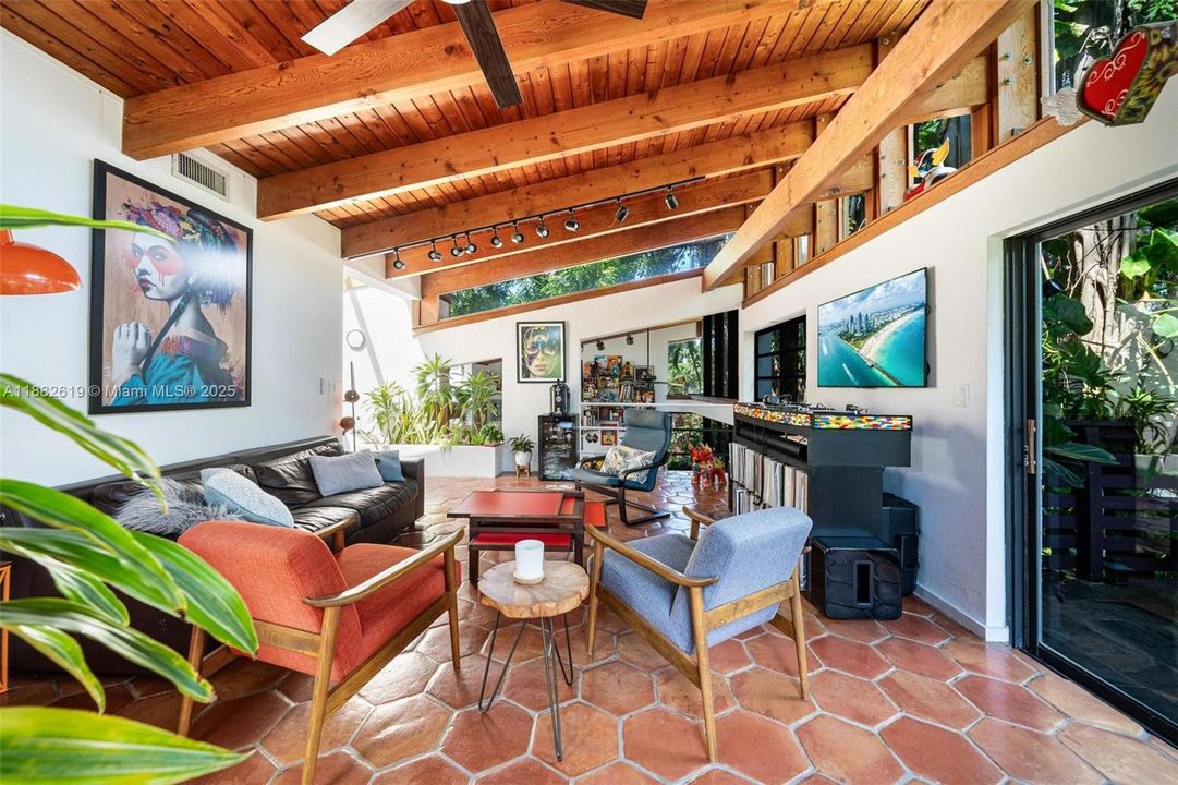 Под контрактом: $1,975,000 (3 спален, 2 ванн, 1734 Квадратных фут)