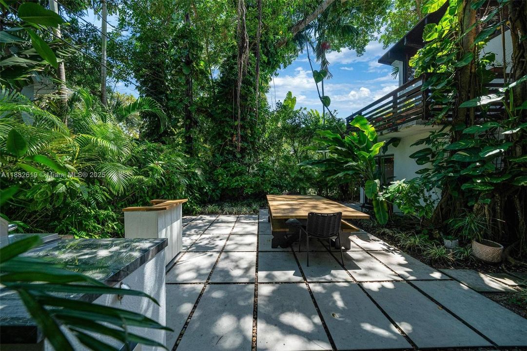 Под контрактом: $1,975,000 (3 спален, 2 ванн, 1734 Квадратных фут)