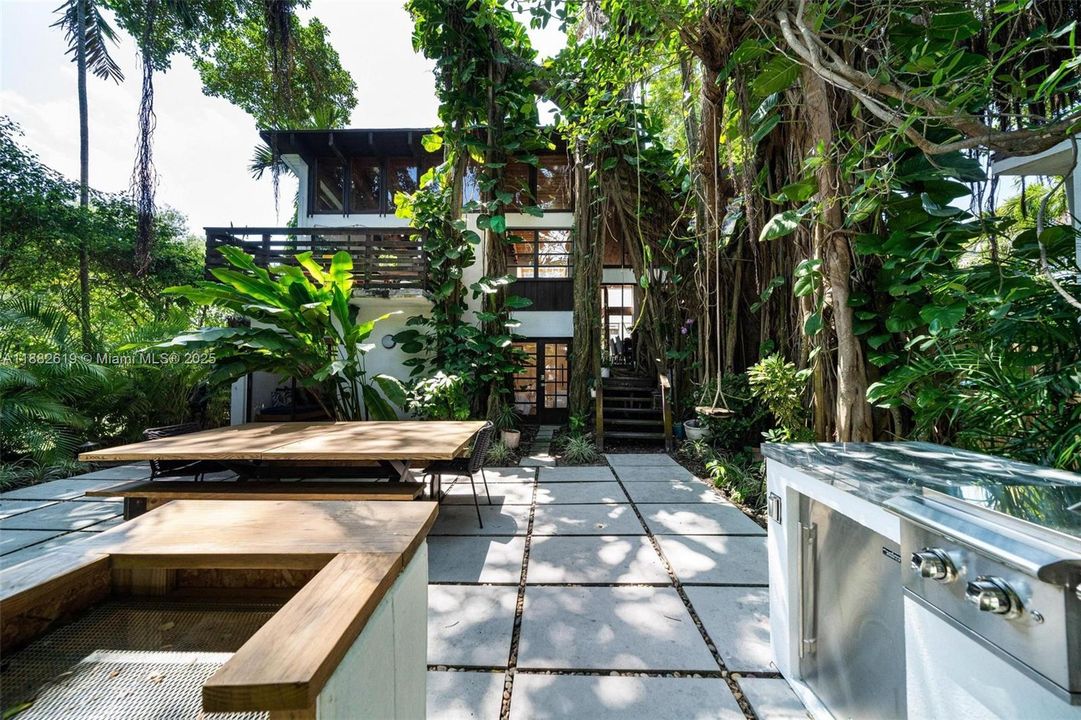 Под контрактом: $1,975,000 (3 спален, 2 ванн, 1734 Квадратных фут)