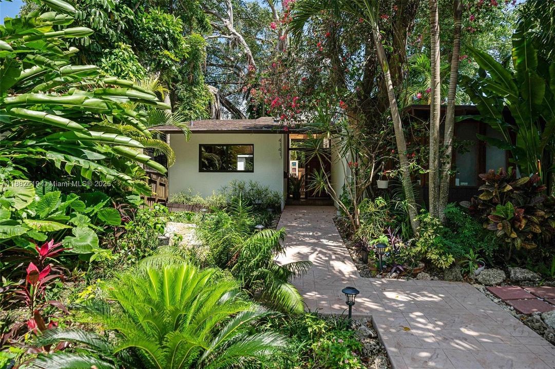 Под контрактом: $1,975,000 (3 спален, 2 ванн, 1734 Квадратных фут)