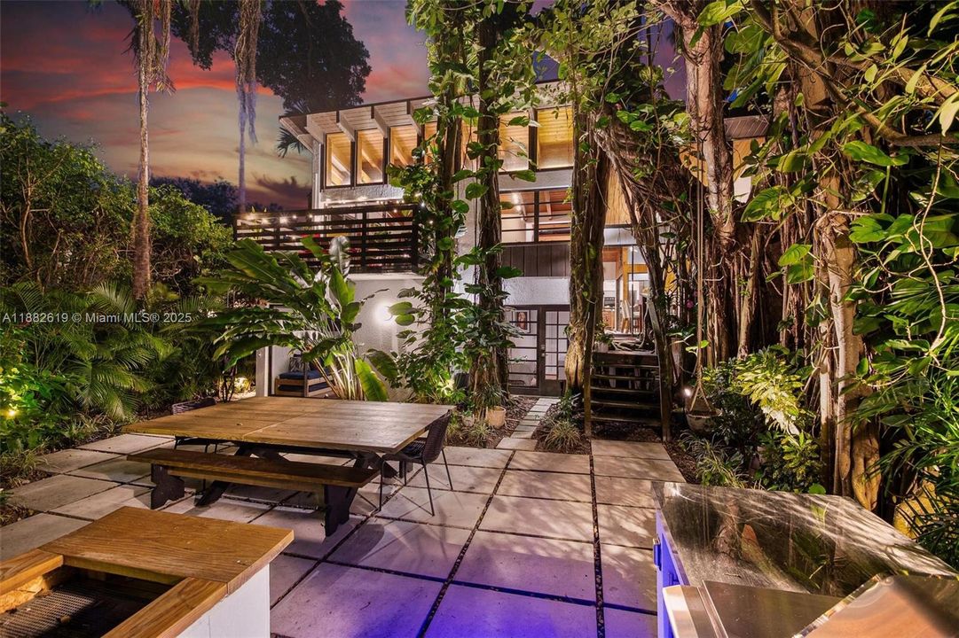 Под контрактом: $1,975,000 (3 спален, 2 ванн, 1734 Квадратных фут)