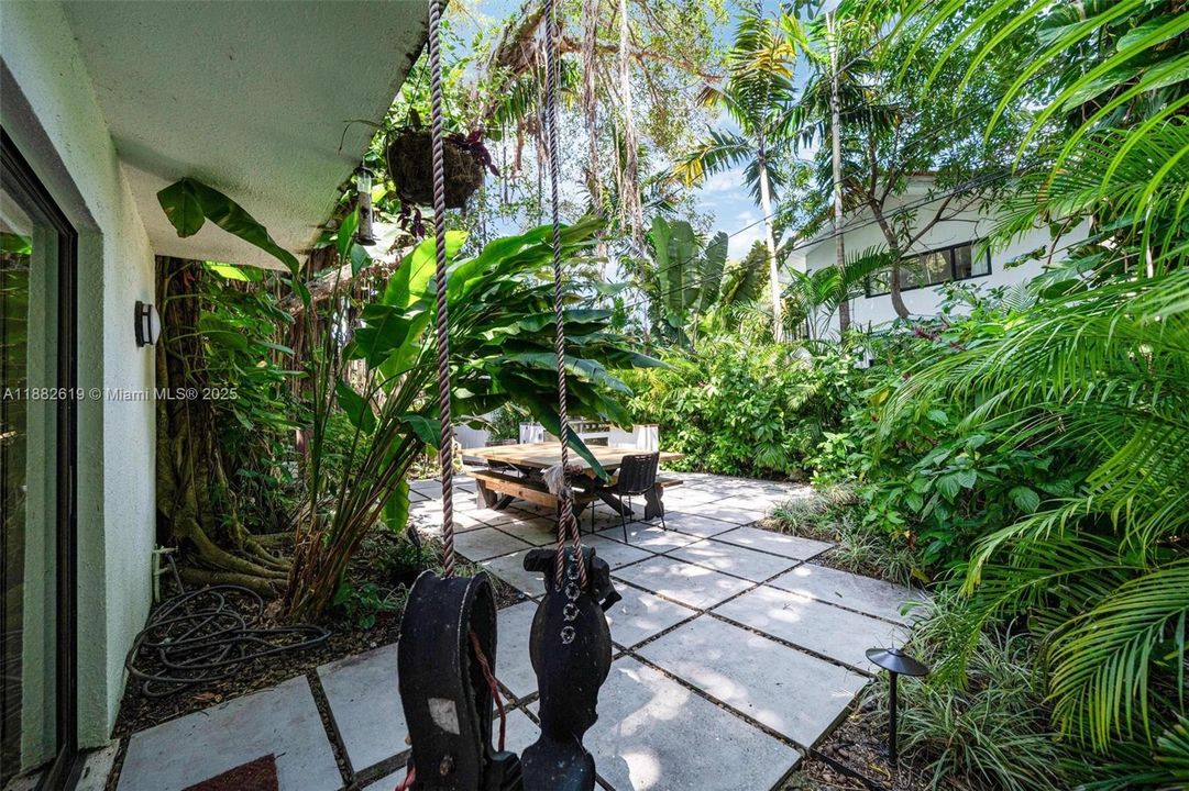 Под контрактом: $1,975,000 (3 спален, 2 ванн, 1734 Квадратных фут)