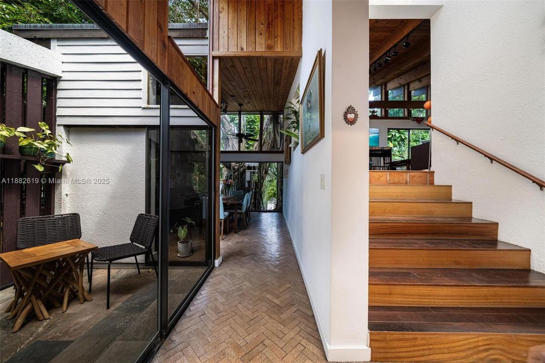 Под контрактом: $1,975,000 (3 спален, 2 ванн, 1734 Квадратных фут)