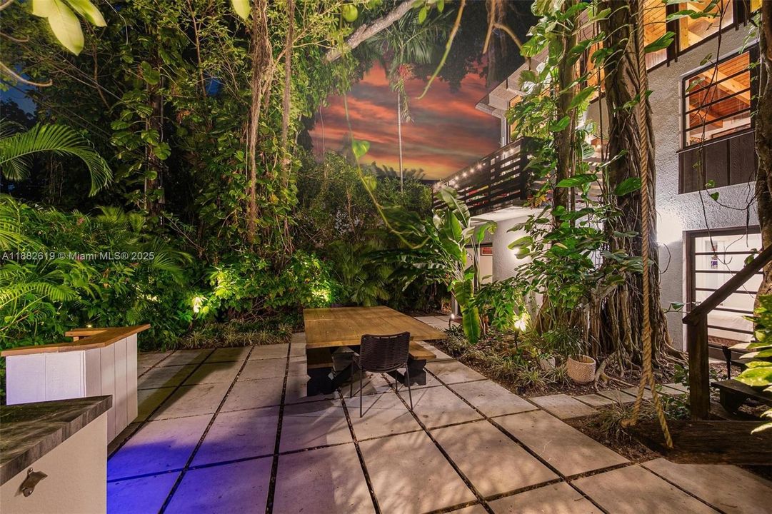 Под контрактом: $1,975,000 (3 спален, 2 ванн, 1734 Квадратных фут)