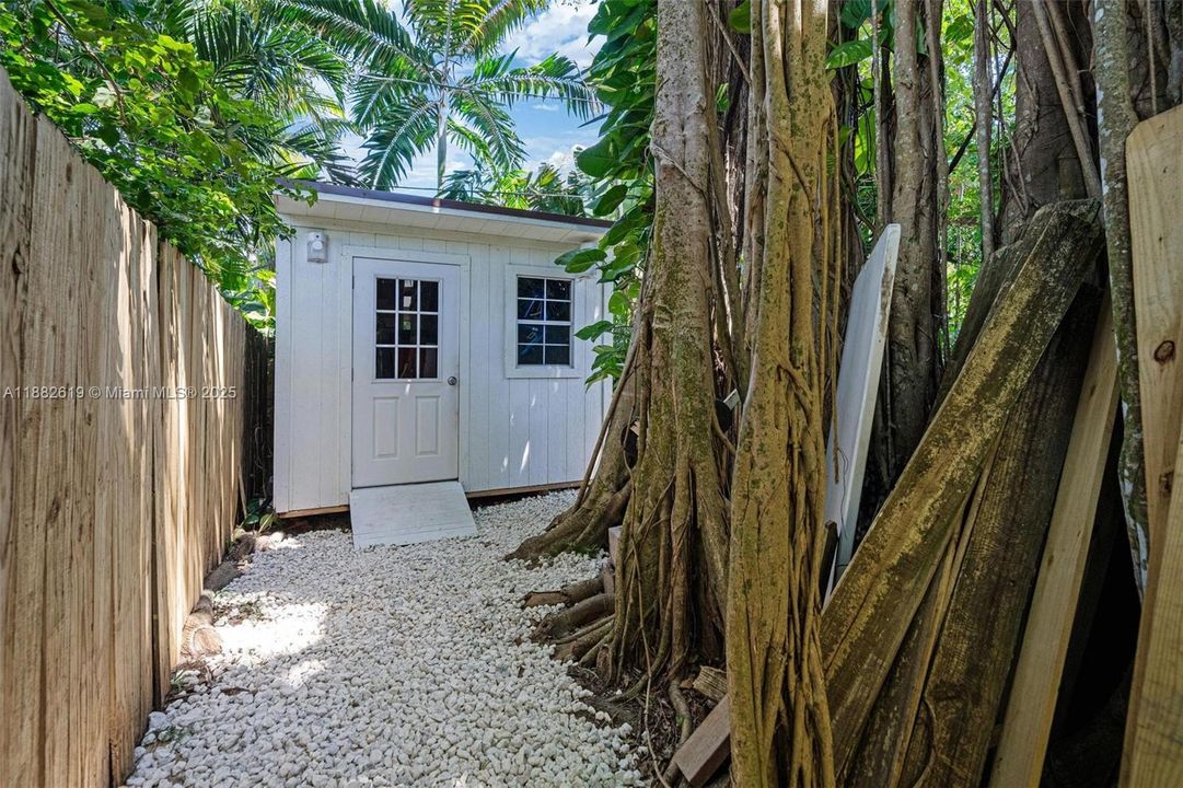 Под контрактом: $1,975,000 (3 спален, 2 ванн, 1734 Квадратных фут)