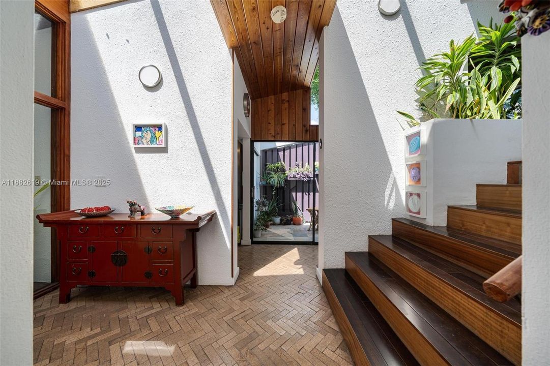 Под контрактом: $1,975,000 (3 спален, 2 ванн, 1734 Квадратных фут)