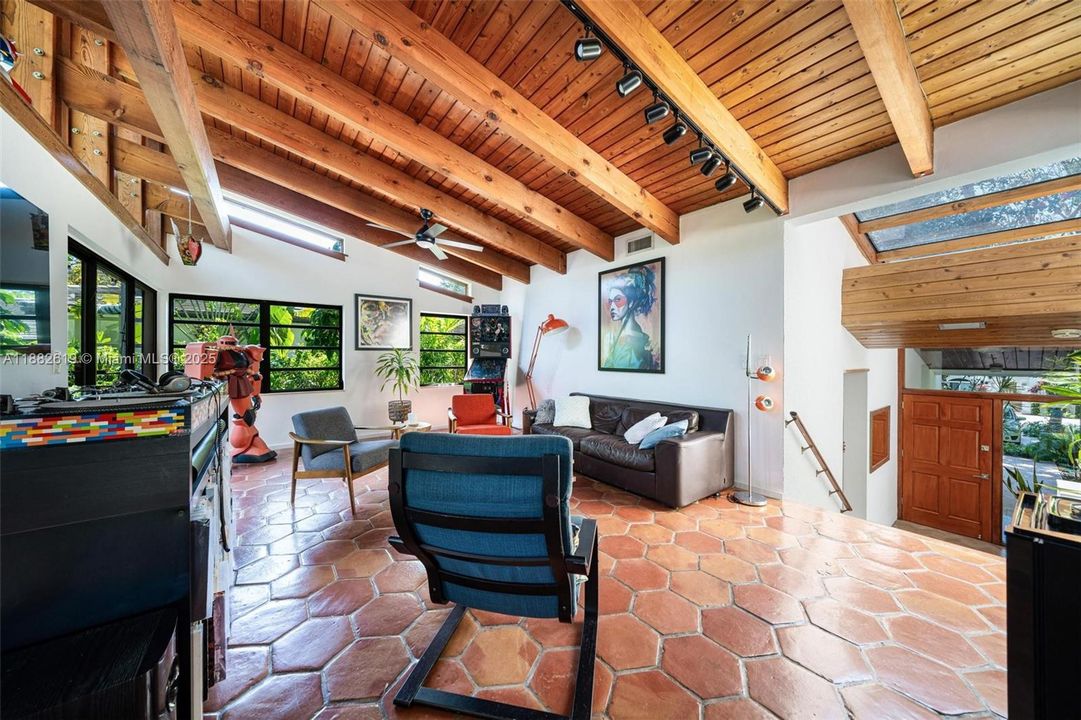 Под контрактом: $1,975,000 (3 спален, 2 ванн, 1734 Квадратных фут)