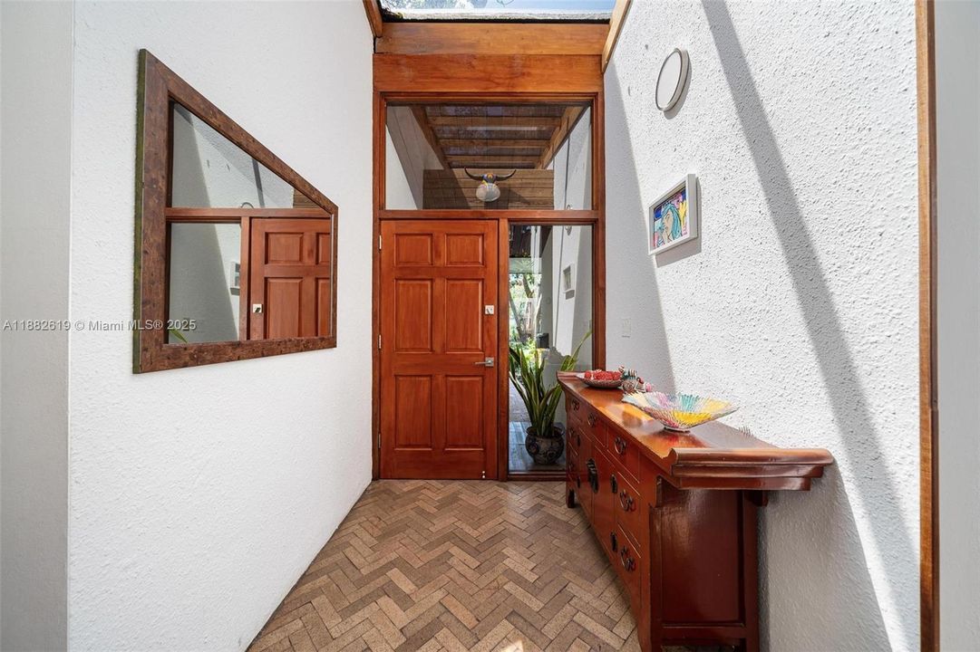 Под контрактом: $1,975,000 (3 спален, 2 ванн, 1734 Квадратных фут)