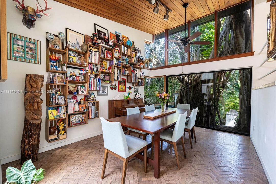 Под контрактом: $1,975,000 (3 спален, 2 ванн, 1734 Квадратных фут)