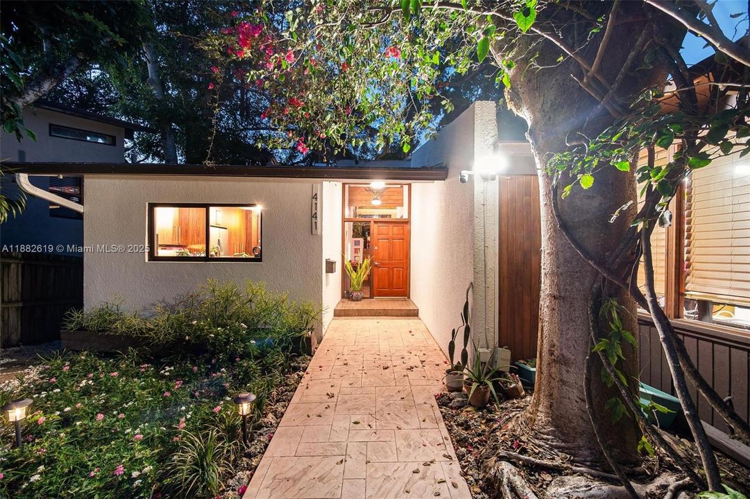 Под контрактом: $1,975,000 (3 спален, 2 ванн, 1734 Квадратных фут)