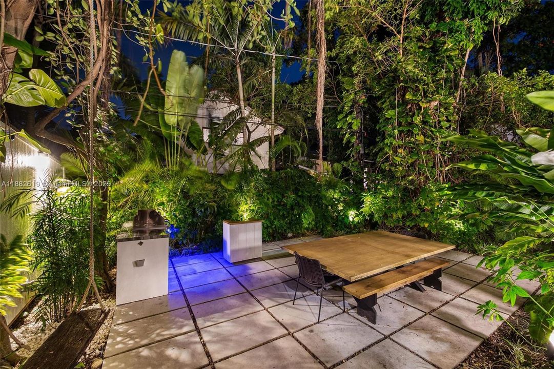 Под контрактом: $1,975,000 (3 спален, 2 ванн, 1734 Квадратных фут)