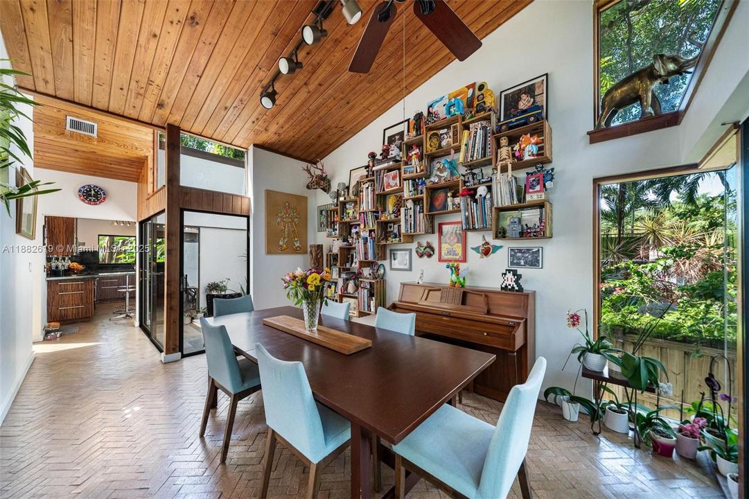 Под контрактом: $1,975,000 (3 спален, 2 ванн, 1734 Квадратных фут)