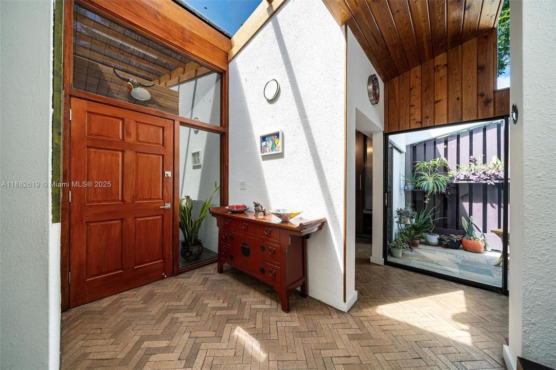 Под контрактом: $1,975,000 (3 спален, 2 ванн, 1734 Квадратных фут)