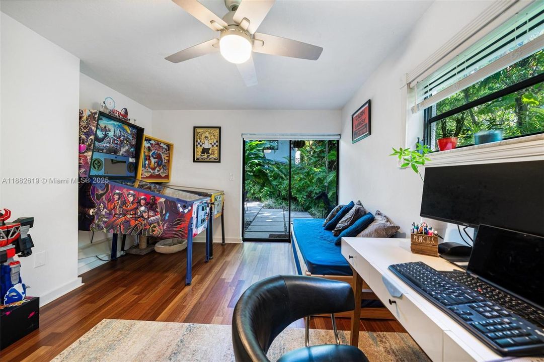 Под контрактом: $1,975,000 (3 спален, 2 ванн, 1734 Квадратных фут)