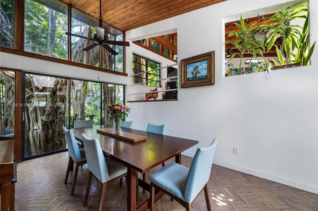 Под контрактом: $1,975,000 (3 спален, 2 ванн, 1734 Квадратных фут)