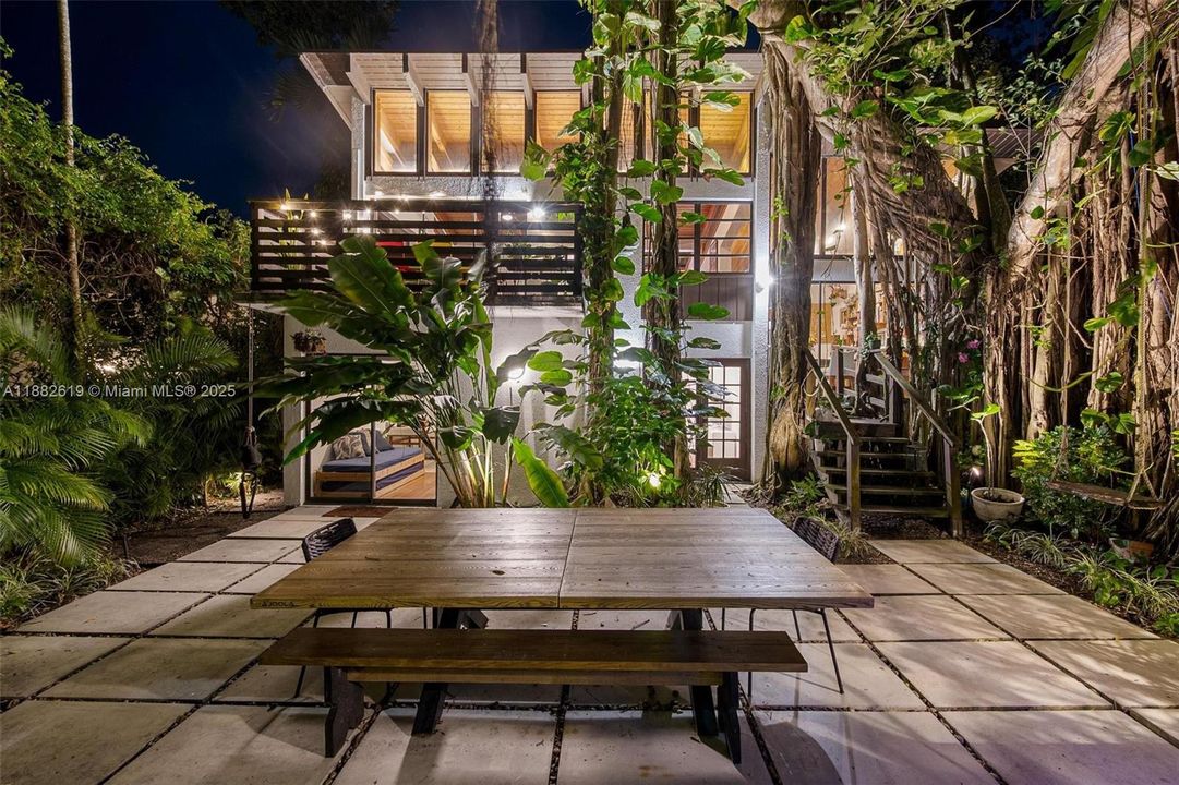 Под контрактом: $1,975,000 (3 спален, 2 ванн, 1734 Квадратных фут)