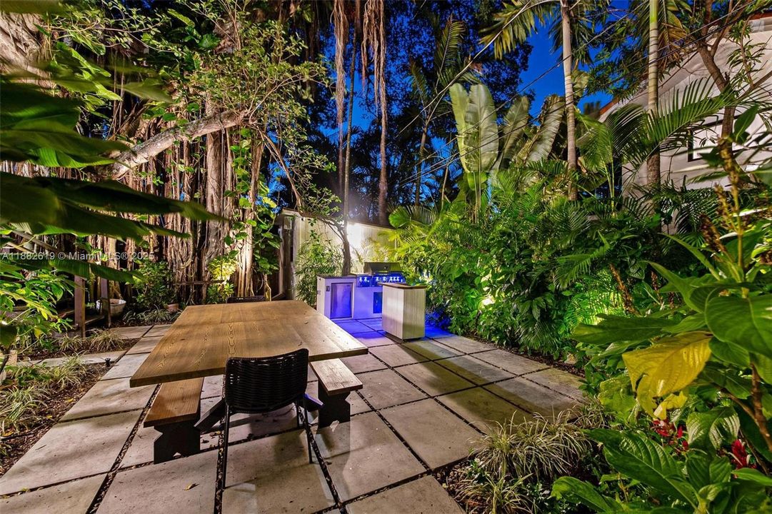 Под контрактом: $1,975,000 (3 спален, 2 ванн, 1734 Квадратных фут)