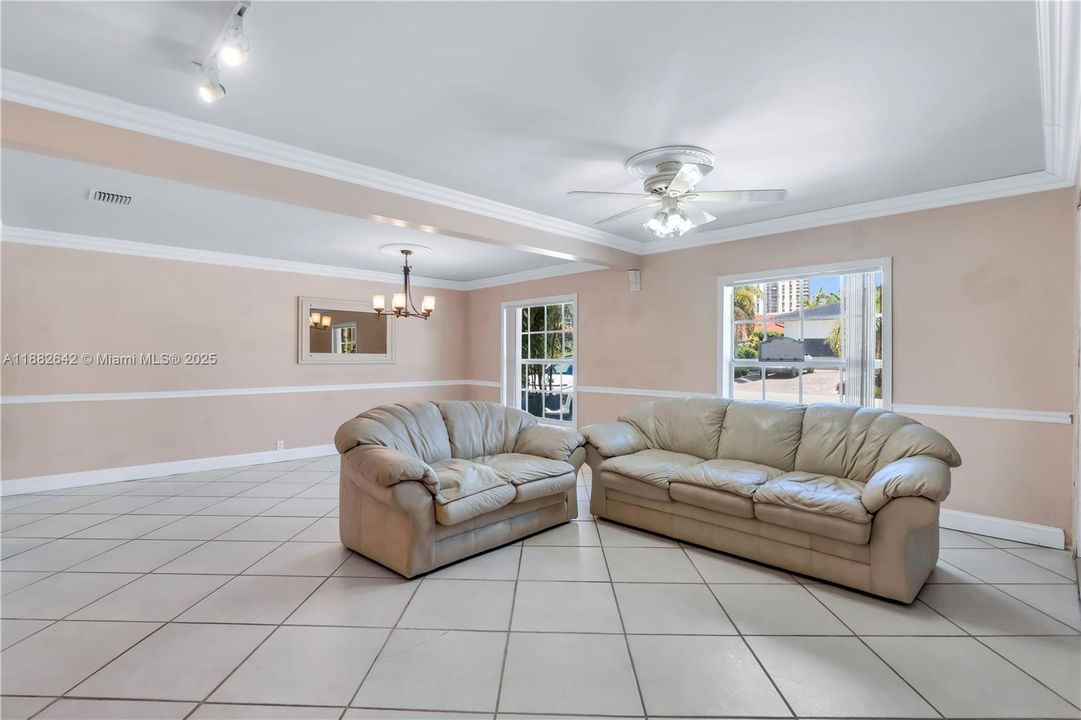 Vendido Recientemente: $1,600,000 (3 camas, 3 baños, 2556 Pies cuadrados)