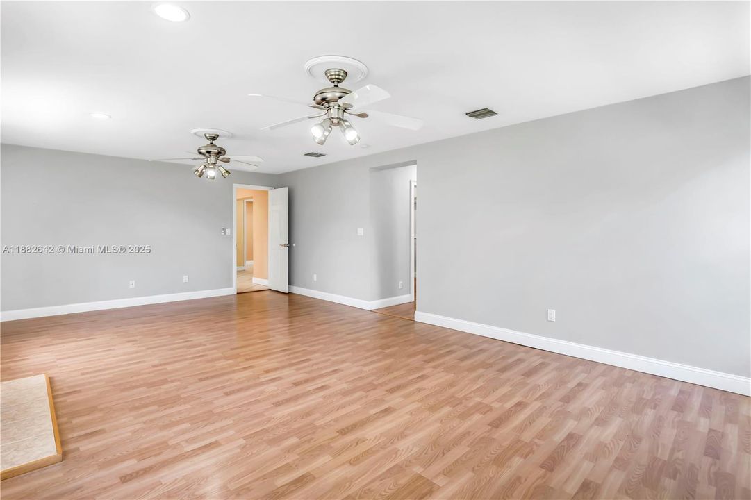 Vendido Recientemente: $1,600,000 (3 camas, 3 baños, 2556 Pies cuadrados)