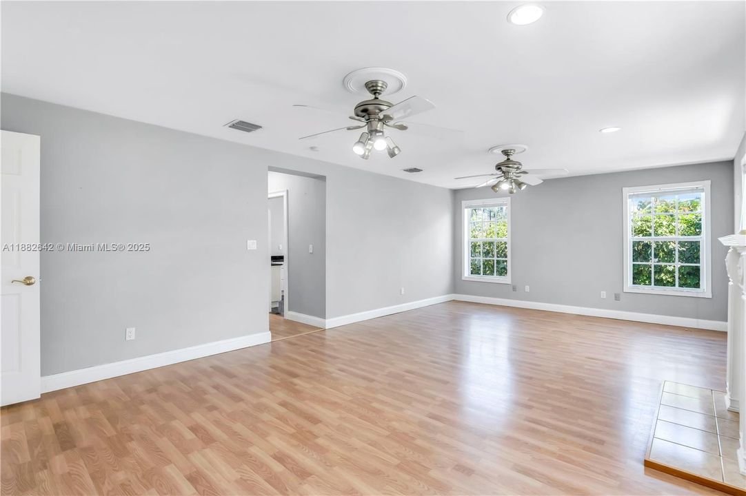 Vendido Recientemente: $1,600,000 (3 camas, 3 baños, 2556 Pies cuadrados)