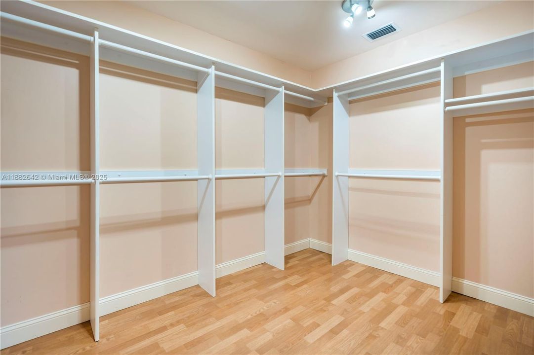 Vendido Recientemente: $1,600,000 (3 camas, 3 baños, 2556 Pies cuadrados)