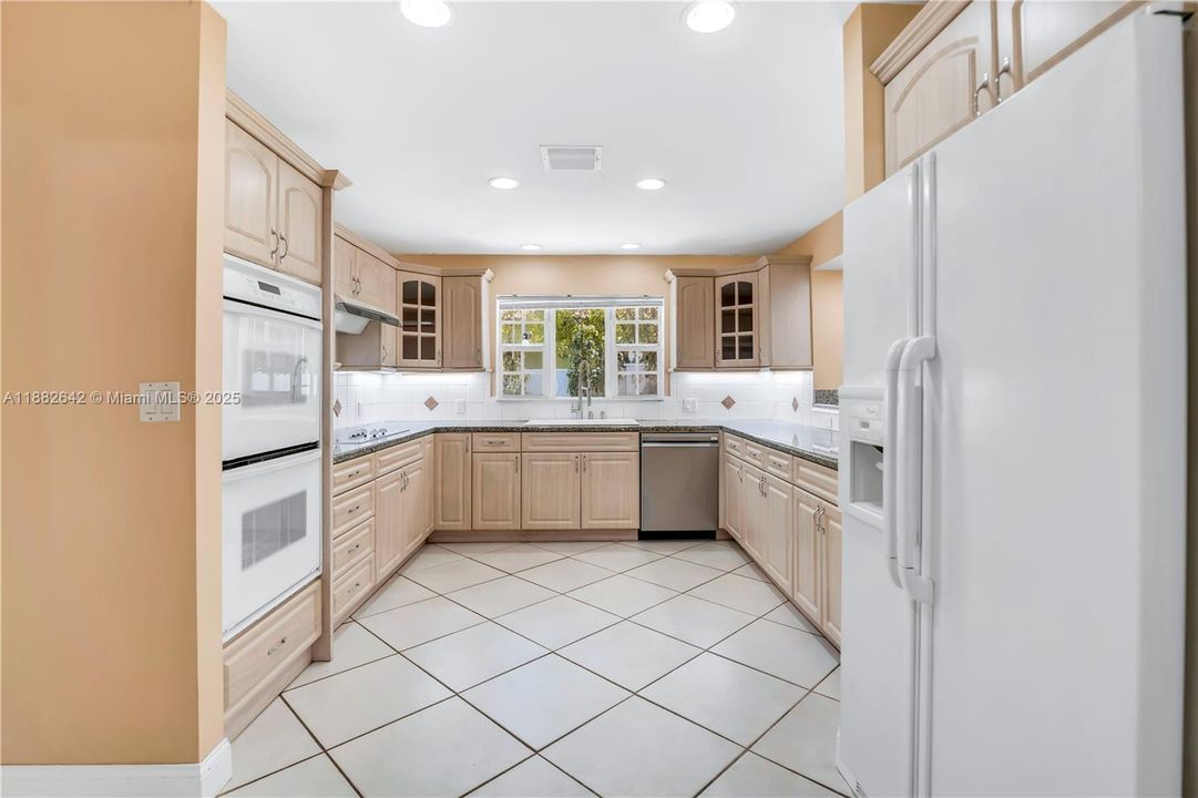 Vendido Recientemente: $1,600,000 (3 camas, 3 baños, 2556 Pies cuadrados)