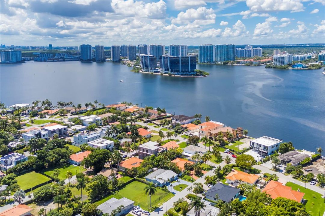 Vendido Recientemente: $1,600,000 (3 camas, 3 baños, 2556 Pies cuadrados)