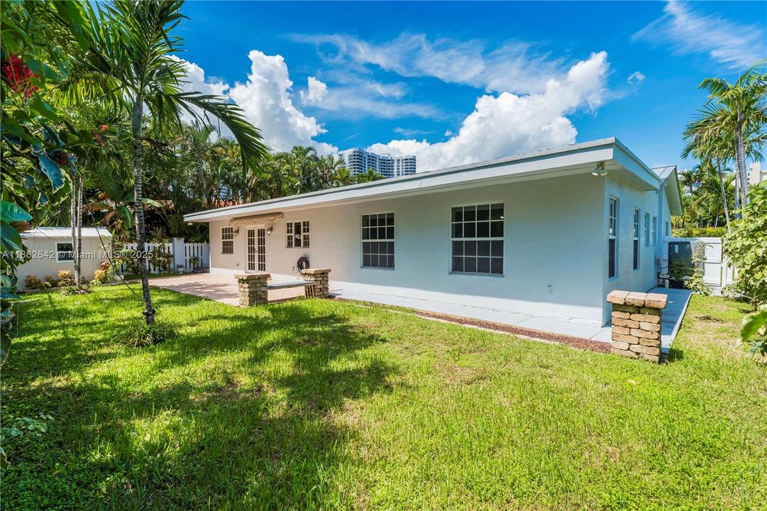 Vendido Recientemente: $1,600,000 (3 camas, 3 baños, 2556 Pies cuadrados)