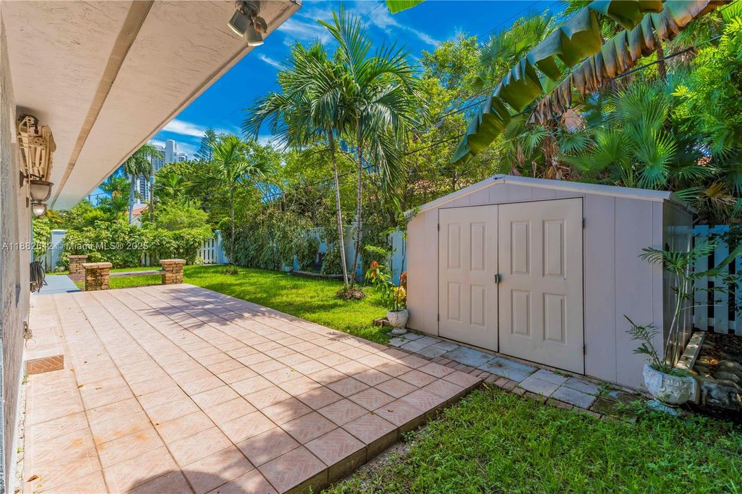 Vendido Recientemente: $1,600,000 (3 camas, 3 baños, 2556 Pies cuadrados)