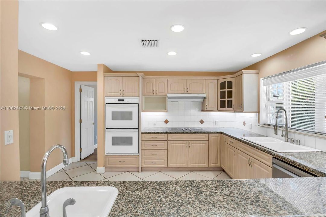 Vendido Recientemente: $1,600,000 (3 camas, 3 baños, 2556 Pies cuadrados)