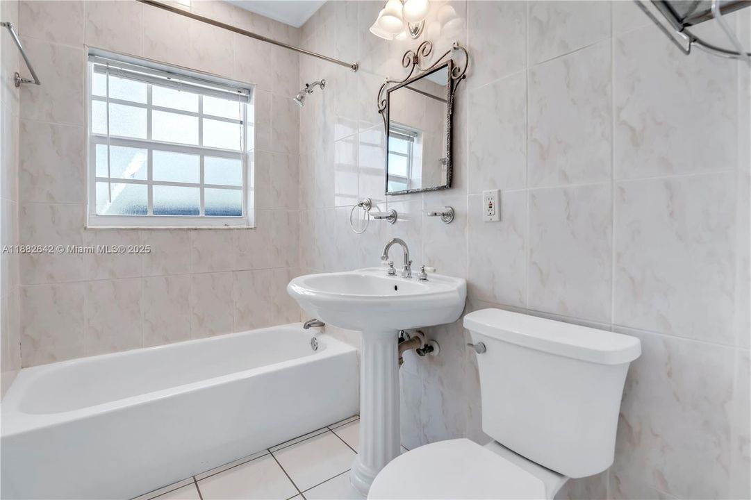 Vendido Recientemente: $1,600,000 (3 camas, 3 baños, 2556 Pies cuadrados)