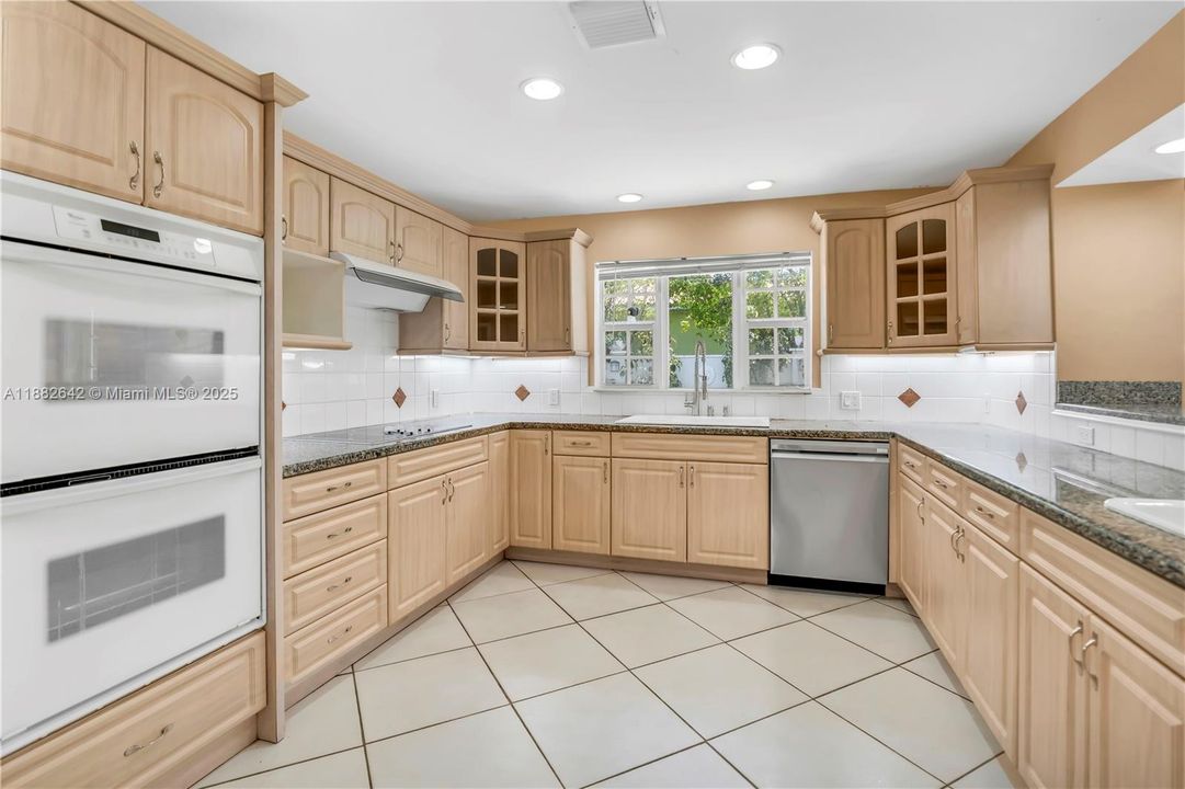 Vendido Recientemente: $1,600,000 (3 camas, 3 baños, 2556 Pies cuadrados)