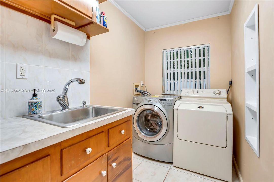 Vendido Recientemente: $1,600,000 (3 camas, 3 baños, 2556 Pies cuadrados)